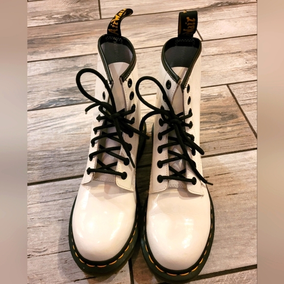 DR MARTENS 1460 Women's size 7 White smooth patent leather 8 eye lace-up boots - Picture 2 of 15
